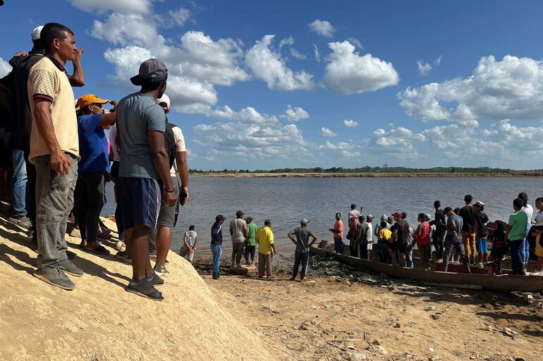 Los familiares esperan recibir los cuerpos de los mineros que murieron tras el colapso de una remota mina ilegal, en Puerto Guacara en la Paragua, estado Bolívar, Venezuela.