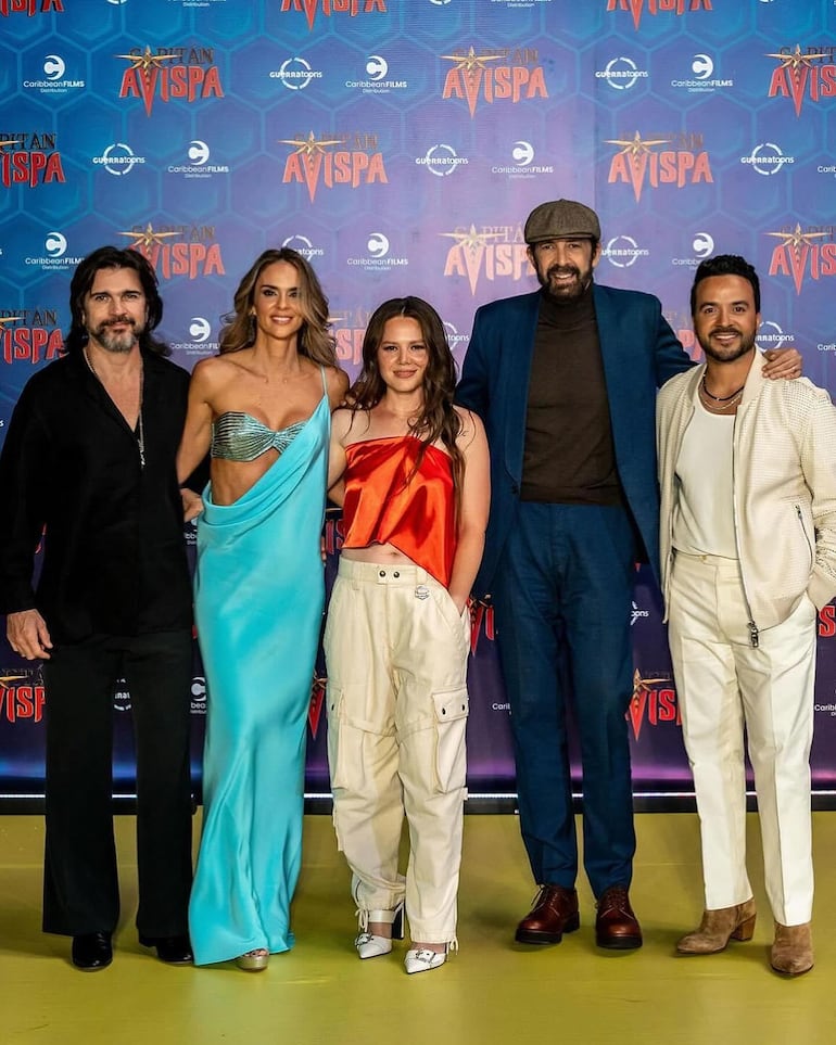 Juanes, Karen Martínez, Joy, Juan Luis Guerra y Luis Fonsi en la premier de Capitán Avispa. (Instagram/Juanes)