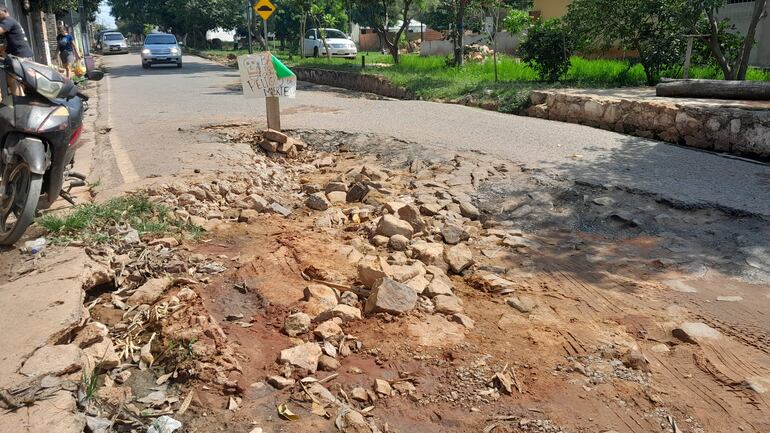 En estas condiciones se encuentra la calle Capitán Bado del barrio Mbocayaty.