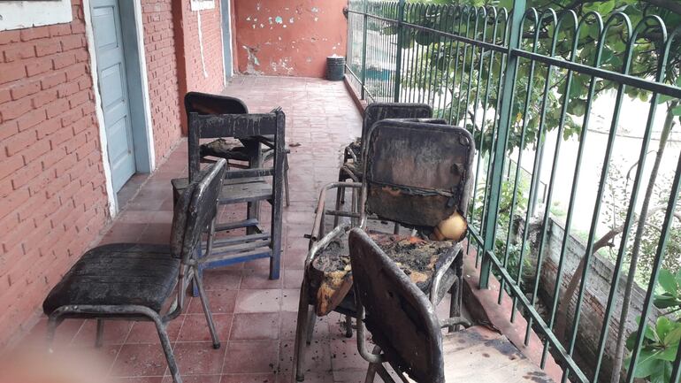 En estas condiciones quedaron varias sillas y pupitres de la escuela Santa Rosa de Lima tras el incendio.