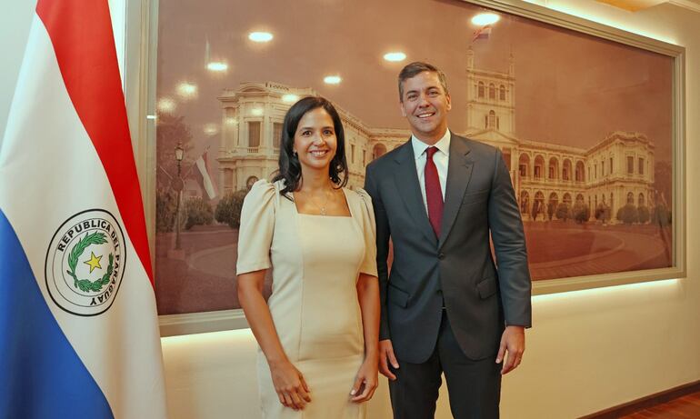 Adriana Jazmín Bernal fue designada como nueva Superintendenta de Seguros del BCP. En la imagen, posa junto al presidente Santiago Peña tras la reunión mantenida esta mañana antes del anuncio oficial.