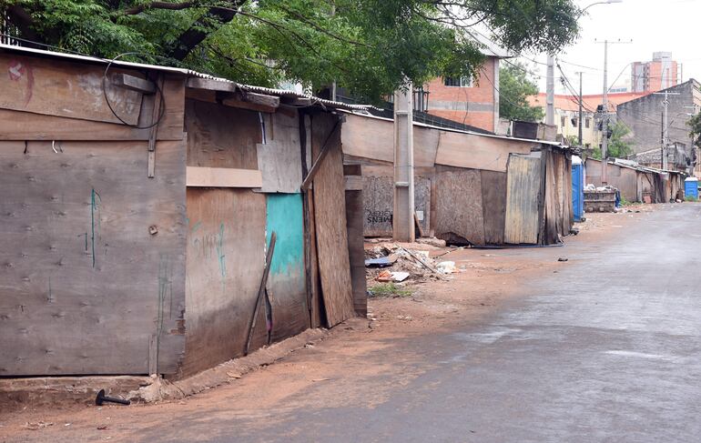 La ocupación de espacios públicos en la zona del barrio Ricardo Brugada, en Asunción, se registra hace más de un año.