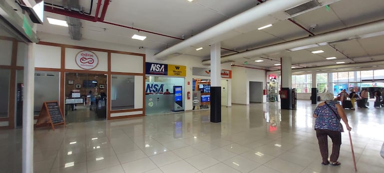 Vista del área del bloque A  de la Estación de Buses de Asunción, donde estaban los locales afectados. Espacios son ocupados por tros locales actualmente, dicen los permisionarios.