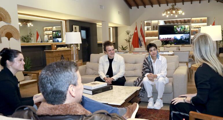 Reunión entre la cantante paraguaya ganadora de Factor X España, Aye Alfonso, y el Presidente de la República, Santiago Peña.
