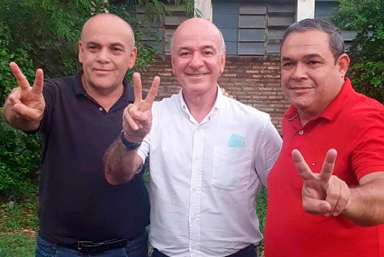 El presidente del Congreso, Basilio “Bachi” Núñez; el intendente de Villa Hayes, Luis López; y el actual diputado y exgobernador de Presidente Hayes, Rubén Roussillón. Todos cartistas.