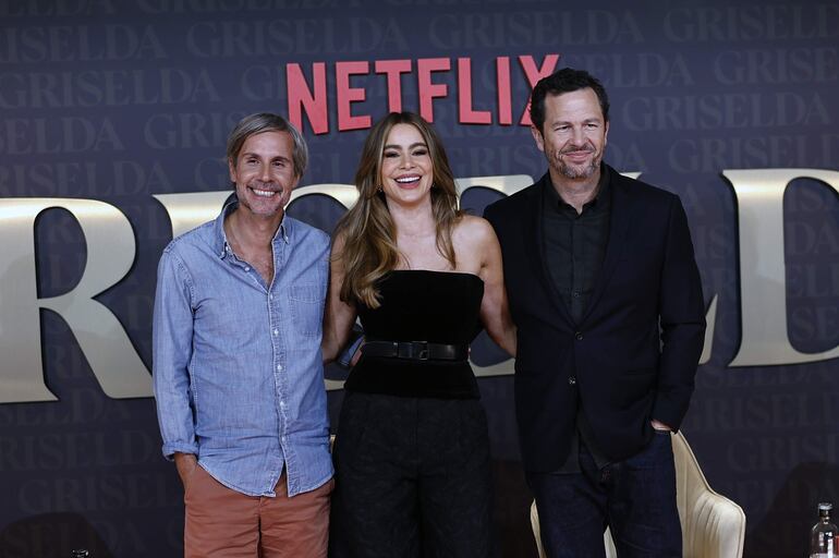 La actriz colombiana, Sofía Vergara, junto al productor estadounidense Eric Newman (d) y el director colombiano Andrés Baiz (i) durante la presentación de la serie de Netflix 'Griselda', este martes en Madrid.