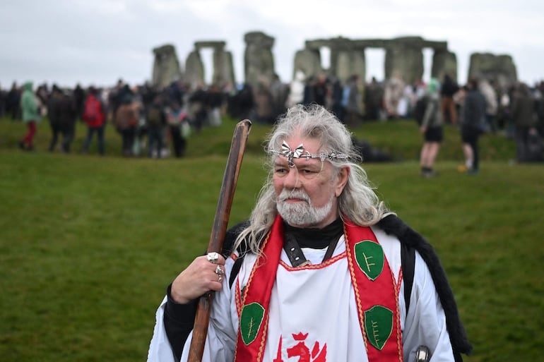 El druida Arthur Pendragon observa mientras las personas se reúnen para celebrar el festival pagano del "Solsticio de Invierno" en Stonehenge, en Wiltshire, en el sur de Inglaterra, el 21 de diciembre de 2024. Los seguidores del druidismo celebran cada año el festival pagano del solsticio en este lugar.