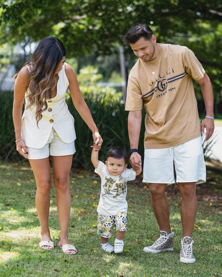 Zadquiel dando sus primeros pasitos de manos de sus papis Gabriela y Ángel Romero. (Instagram/Gabriela Miskinich)