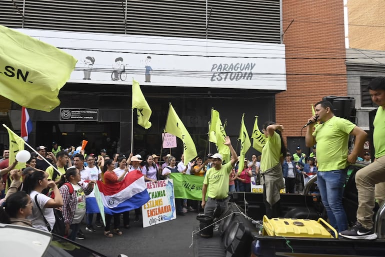 Docentes interinos protestaron frente al MEC exigiendo un concurso público para seguir en el Banco de Datos de Elegibles.