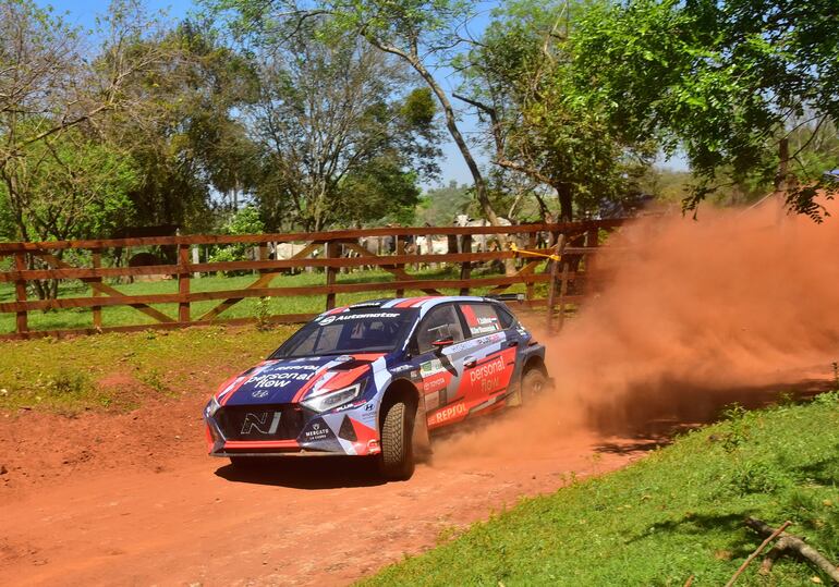 Fabrizio Zaldívar y Marcelo Der Ohannesian lideran el Rally del Guairá, con el Hyundai i20 N Rally2.