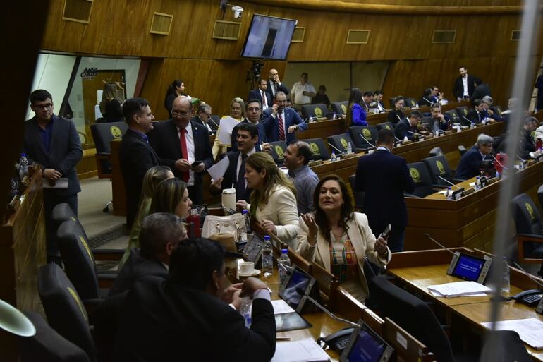 La bancada cartista reaccionó de manera virulenta al reclamo de opositores, que exigieron a sus colegas dejar de rabonear para impedir el debate en oradores.