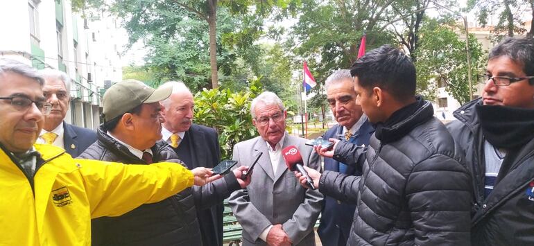 Hugo Mersán Galli (i), Héctor Omar Risso (c) y Edgar Molas (d), autoridades del Touring que se reunieron con el Presidente de la República