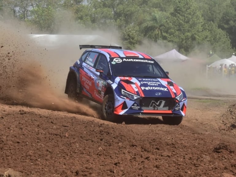 El Hyundai i20 N Rally2 del piloto mundialista Fabrizio Zaldívar en la clasificación del Rally del Chaco 2024 en el Autódromo Rubén Dumot, en Capiatá, Paraguay.