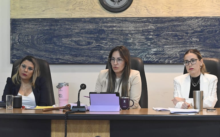 Las magistradas Ana Rodríguez, Karina Cáceres (presidenta) y  Adriana Planás, integrantes del Tribunal de Sentencia del caso granja vip de San Pedro.