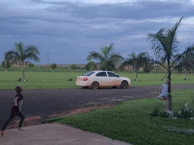 Foto tomada por los familiares del secuestrado, del momento en que los criminales se llevan en un auto a la víctima.