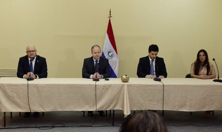 Óscar Lovera, viceministro de Administración Financiera; Carlos Fernández Valdovinos, ministro de Economía; Carlos Javier Charotti, viceministro de Economía; y Andrea Picaso, viceministra de Capital Humano y Gestión Organizacional, duranta le conferencia de prensa realizada hoy.