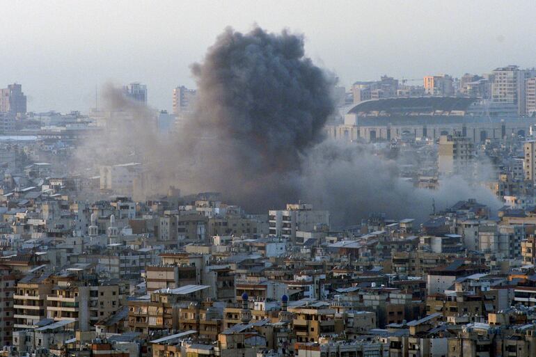 Fotografía que muestra una columna de humo luego de un ataque israelí en el distrito de Dahieh, este miércoles, en Beirut (Líbano).