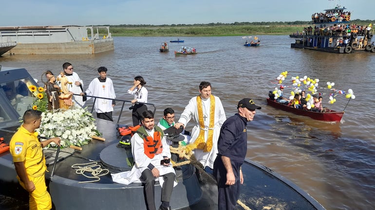 El nuncio apostólico, Vicenzo Turturro, acompañó la procesión náutica de la imagen del San Antonio de Padua.