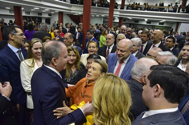 El ministro de Hacienda, Carlos Fernández Valdovinos, tras asumir el cargo recibió el saludo de empresarios y funcionarios.