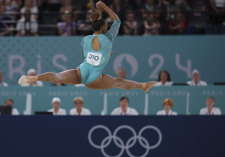 La gimnasta brasileña Rebeca Andrade ejecuta su ejercicio en la final de suelo femenino de gimnasia artística de los Juegos Olímpicos de París 2024, en el pabellón Bercy Arena, este lunes, en París.