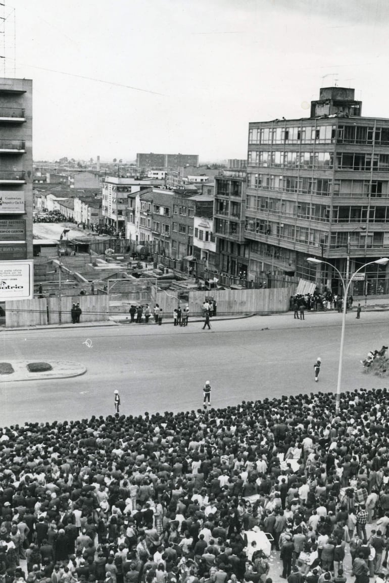 Fotografía cedida por el periódico El Tiempo del 6 de octubre de 1974 del traslado del edificio Cudecom en Bogotá (Colombia). Sin quitar un solo ladrillo, sin un solo explosivo, con la ayuda de siete gatos hidráulicos y rodillos de acero de cinco centímetros, ingenieros colombianos en Bogotá movieron 29 metros un edificio de ocho plantas y 4.800 toneladas de peso, un hito de la ingeniería latinoamericana que este domingo cumple medio siglo. 
