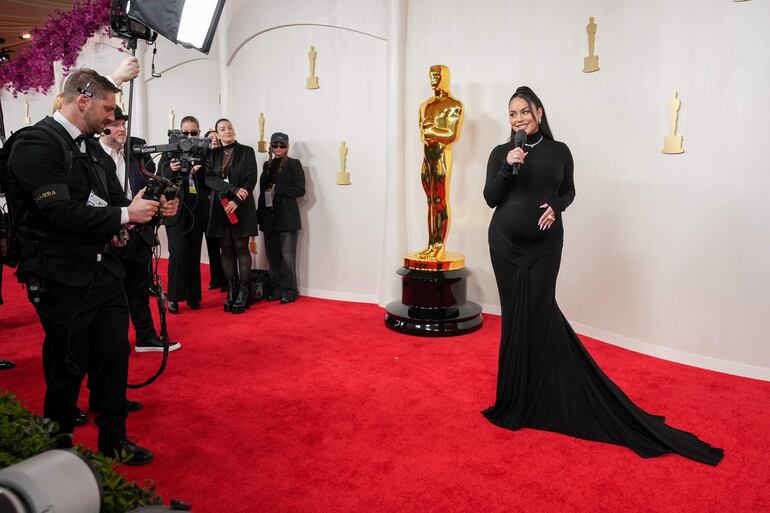 ¡Bella con su pancita! Vanessa Hudgens en el Dolby Theatre de Hollywood, en los Premios Óscar. (EFE/EPA/ALLISON DINNER)
