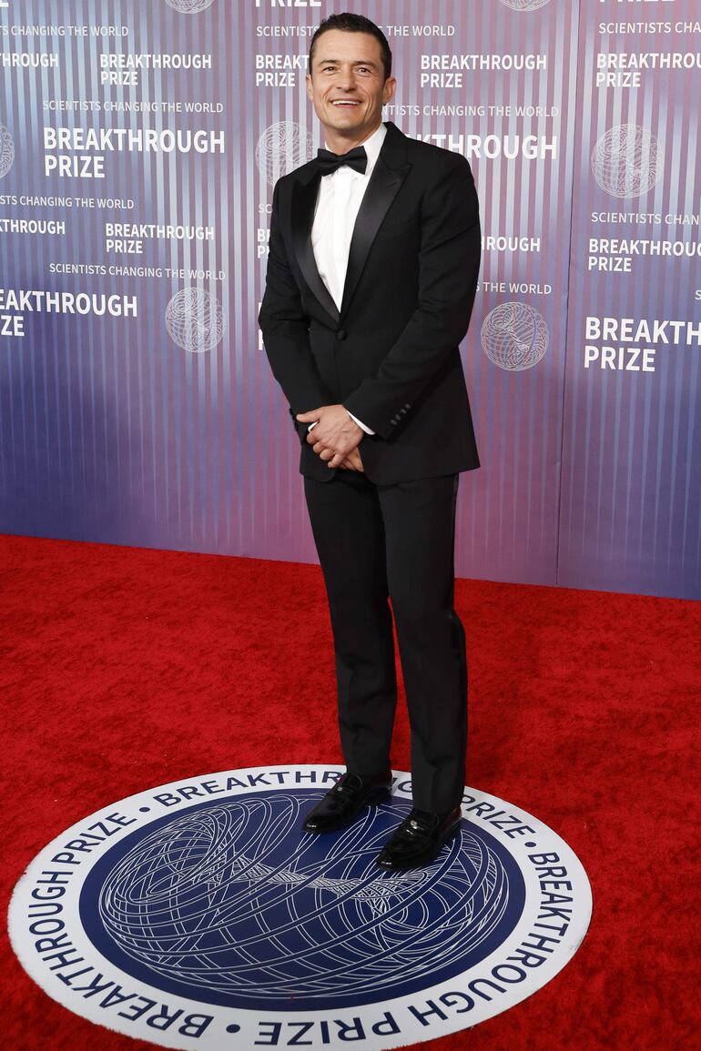 El actor inglés Orlando Bloom asistió muy elegante, de esmoquin, a los Breakthrough Prize 2024. (EFE/EPA/CAROLINE BREHMAN)
