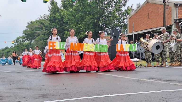 Elenco de danza en desfile por aniversario del distrito de La paz, en Itapúa.