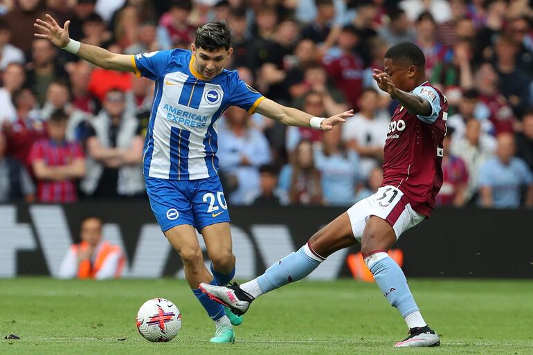 El delantero paraguayo de Brighton, Julio Enciso (L), compite con el delantero jamaicano de Aston Villa, Leon Bailey (R), durante el partido de fútbol de la Premier League inglesa entre Aston Villa y Brighton y Hove Albion en Villa Park en Birmingham, centro de Inglaterra, el 28 de mayo de 2023.