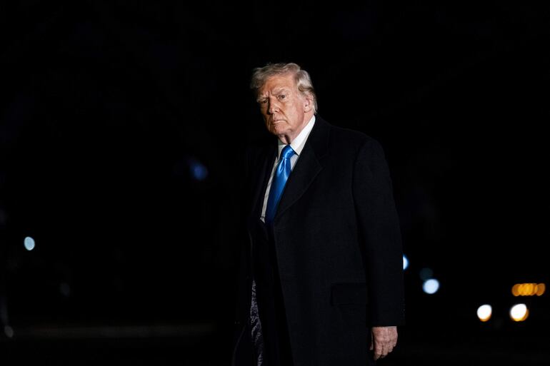 Donald Trump, presidente de Estados Unidos.  walks on the South Lawn of the White House after arriving on Marine One in Washington, DC, USA, on 02 February 2025. Trump's upcoming 25% tariffs on goods from Canada and Mexico and 10% duties on products from China are set to ricochet through households, raising prices for a wide range of items including vegetables, fruits and cars. EFE/EPA/Al Drago / POOL
