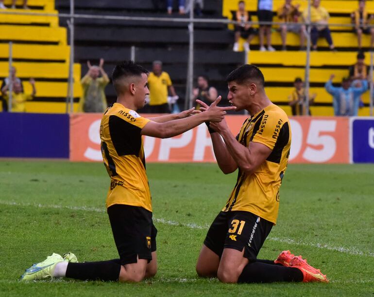 Dos de los tres goleadores de ayer. Romeo Benítez marcó el tercero, pero en el primero fue el asistente de Facundo Barceló (31).