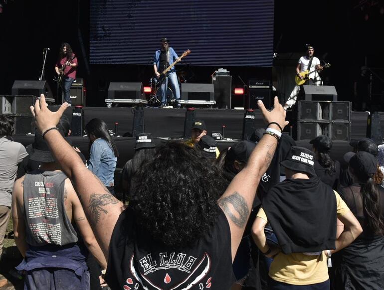 Steinkrug hizo vibrar al público en Cosquín Rock Paraguay.