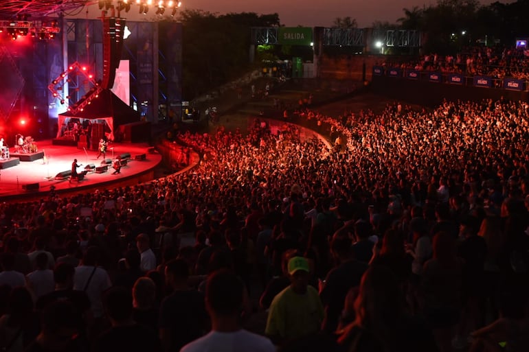 Una multitud de personas en el anfiteatro José Asunción Flores.