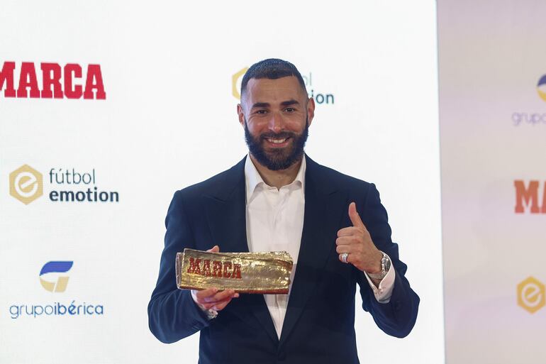 El delantero francés del Real Madrid, Karim Benzema, recibe el trofeo MARCA Leyenda durante una gala celebrada este jueves en el Real Casino de Madrid. EFE/ Rodrigo Jiménez