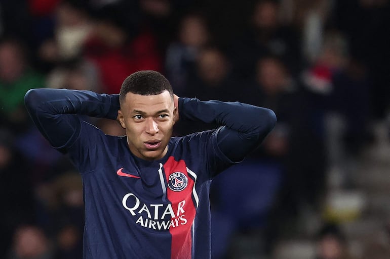 El delantero francés número 07 del Paris Saint-Germain, Kylian Mbappé, reacciona durante el partido de fútbol del Trofeo de Campeones de Francia (Trophee des Champions) entre el Paris Saint-Germain (PSG) y el Toulouse FC en el estadio Parc des Princes de París, el 3 de enero de 2024.
(Photo by FRANCK FIFE / AFP)