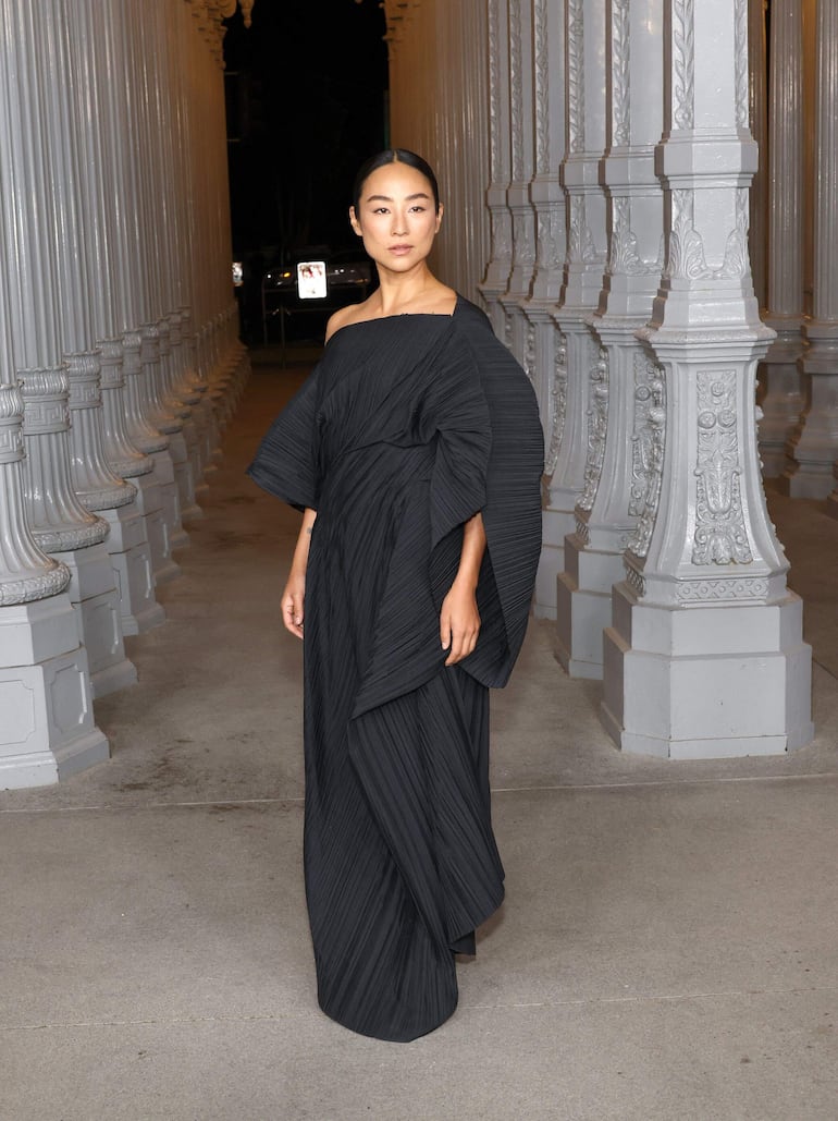 Greta Lee con un look "Total Black" a su llegada a la Gala Anual de Arte+Cine del Museo de Arte del Condado de Los Ángeles (LACMA) en Los Ángeles. (Mónica Schipper/Getty Images/AFP)

