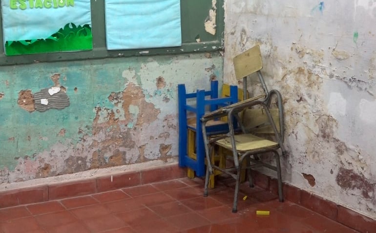 Paredes deterioradas por la humedad en aulas de la Escuela República Argentina.