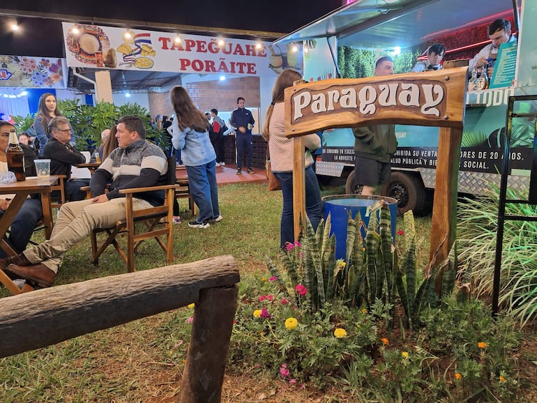 Stand de Paraguay en la Fiesta de Colectividades en Hohenau 2023.
