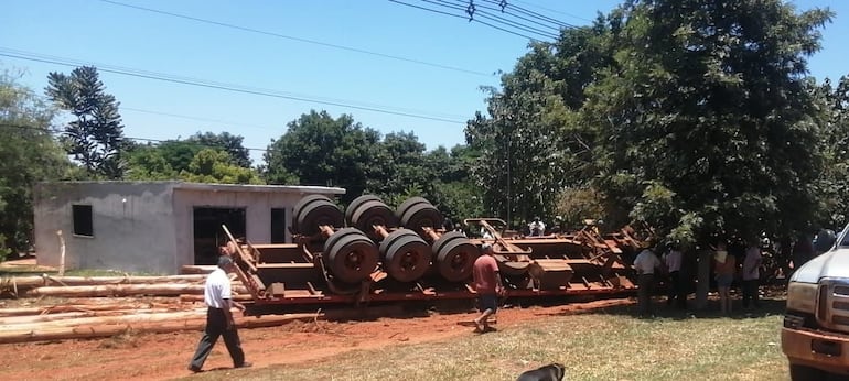 El camión que transportaba una importante cantidad de rollitos de madera quedó volcado al costado de la ruta PY08