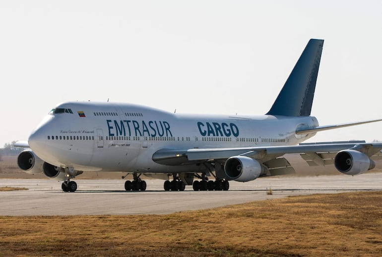 Vista del Boeing 747-300 con matrícula YV3531 de la aerolínea venezolana Emtrasur, en el aeropuerto de Córdoba, Argentina, el 6 de junio.