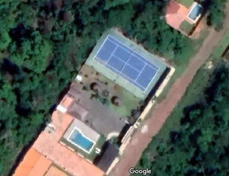 Una cancha de tenis en la lujosa casa de verano. 