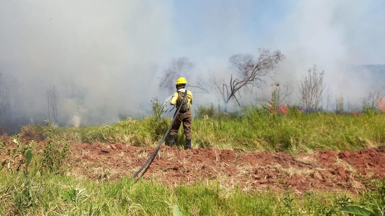 Bomberos Voluntarios K42 de San Juan Bautista, Misiones, combaten incendio forestal.