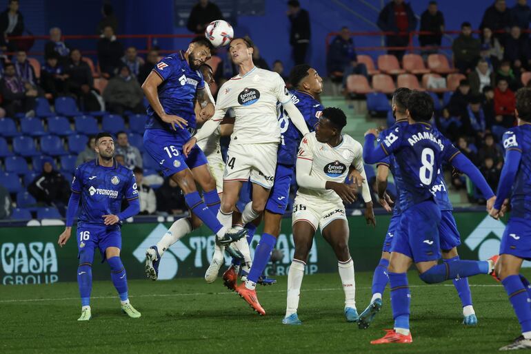 GETAFE (MADRID), 22/11/2024.- El delantero del Valladolid, Juanmi Latasa (3i) disputa el balón ante el defensa paraguayo del Getafe, Omar Alderete, durante el encuentro correspondiente a la jornada 14 de Laliga EA Sports que han disputado hoy viernes Getafe y Valladolid en el Coliseum de Getafe. EFE / Juanjo Martín.
