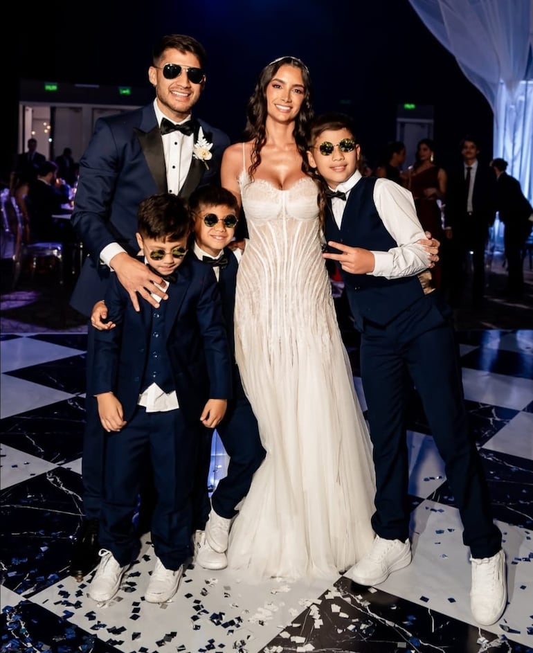 Los recién casados Iván Torres y Stephi Ríos con Elías, Emmanuel y Piero. 
(Captura de la historia de Instagram de Jessica Torres)