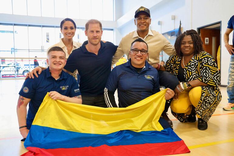 Esta fotografía publicada por la Vicepresidencia de Colombia el 17 de agosto de 2024 muestra al príncipe Harry de Gran Bretaña y su esposa Meghan Markle junto a la vice presidenta de Colombia, Francia Márquez, posando para una foto con integrantes del equipo de Voleibol de la Dirección de Veteranos y Rehabilitación Inclusiva (DRIVI) en Bogotá. (ANDRES CASTILLA / Colombian Vice-Presidency / AFP)