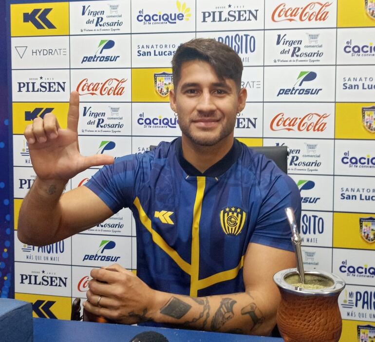 Ivan Torres (33 años) posa durante la conferencia de prensa, haciendo al "L" en referencia a su nuevo club. 
Foto: Gentileza Alaila Sanabria.