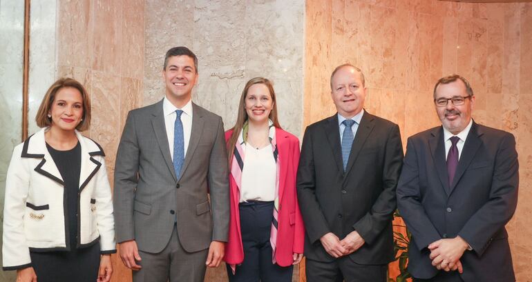 Santiago Peña con miembros del directorio del BCP.