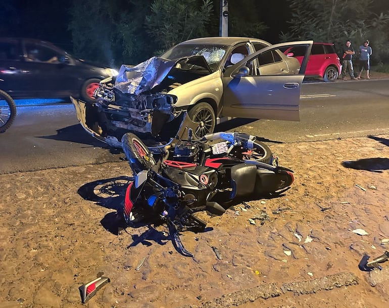 Así quedaron el auto y la moto luego del choque frontal que se produjo en la madrugada de este sábado.