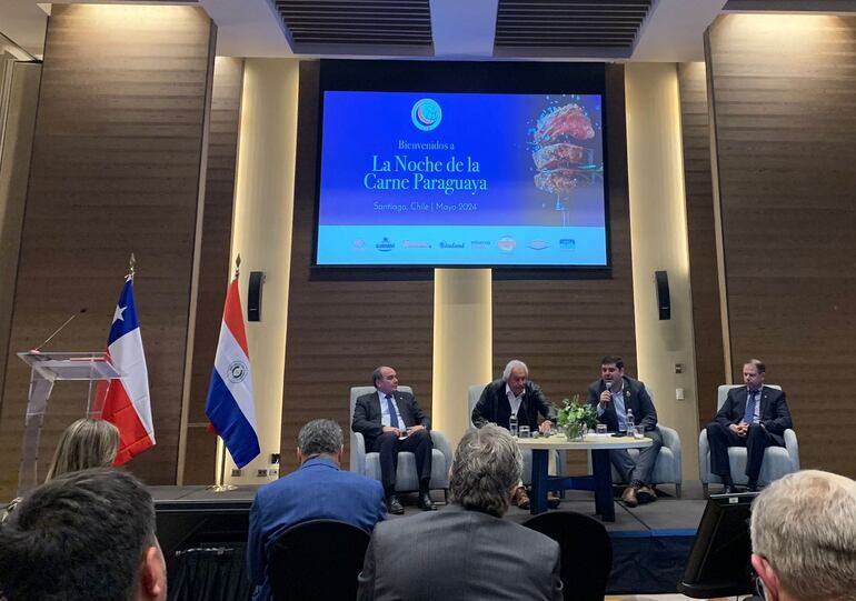 El presidente del Senacsa, Dr. José Carlos Martin, hablando, durante la Noche de la Carne, en Santiago de Chile, con el presidente de la Cámara Paraguaya de Carnes, Randy Ross, y referentes del país trasandino.