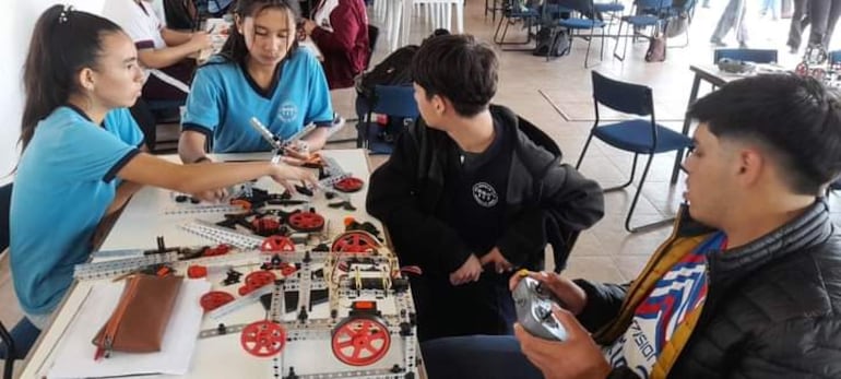 Estudiantes de la Escuela Mbokajaty Sur de Itauguá se llevaron el primer puesto en el torneo amistoso de robótica First Tech Challenge Escaramusa Nacional organizada por The American School of Asunción (ASA).